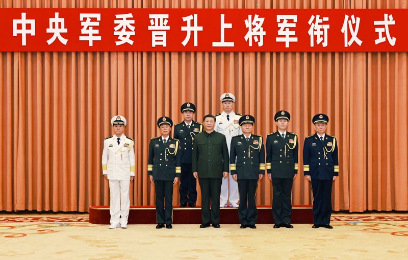 中央军委举行晋升上将军衔仪式习近平颁发命令状并向晋升军衔的军官表示祝贺1.jpg