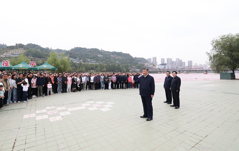 习近平在甘肃考察时强调深化改革勇于创新苦干实干富民奋力谱写中国式现代化甘肃篇章在路上考察蔡奇陪同考察2.jpg